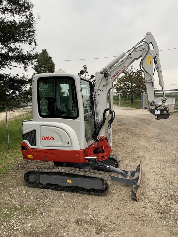 MINI ESCAVATORE TAKEUCHI TB225